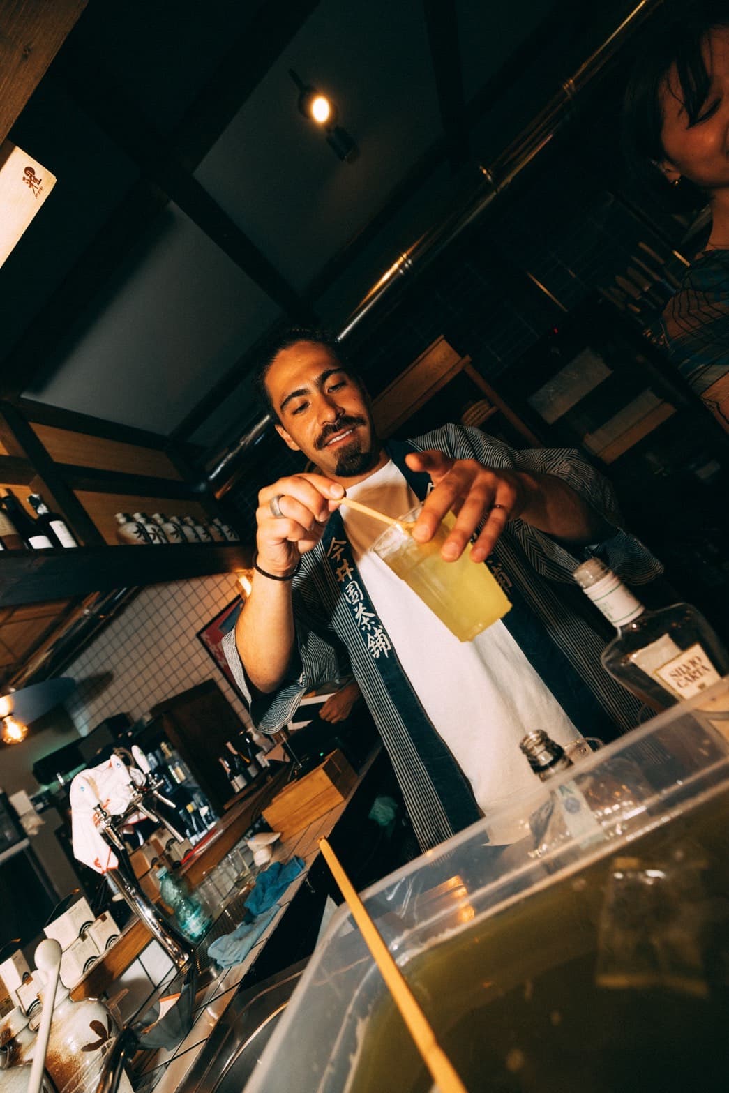 今井園のお茶を使ったドリンクを作る今井ロレンツォ辰之介