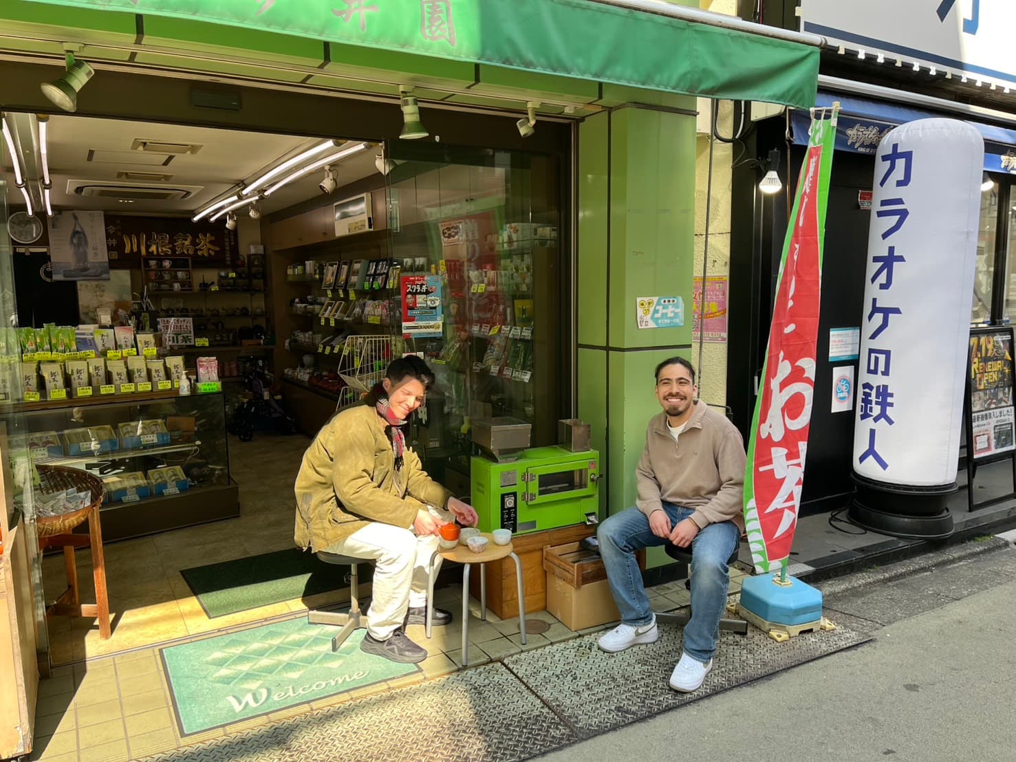 今井園の店先でお茶を囲む2人