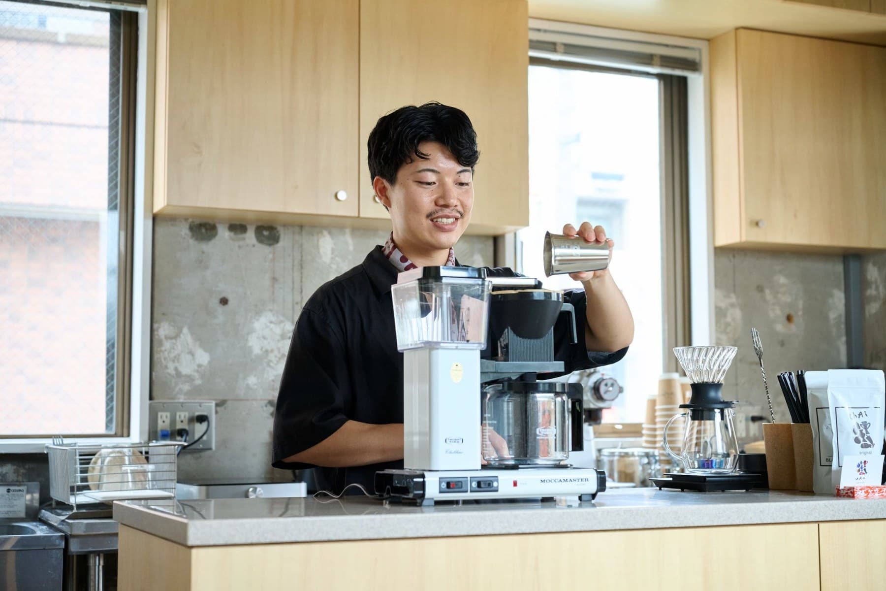 コーヒーを淹れる芝崎友教