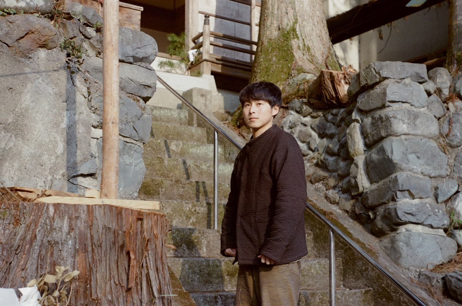 山梨県丹波山村の石段に立つ青栁龍宙